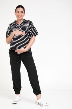 אישה לובשת חולצת הריון דובאי שחור פס לבן 