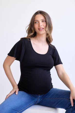 	אישה לובשת חולצת הריון בילי שחורה